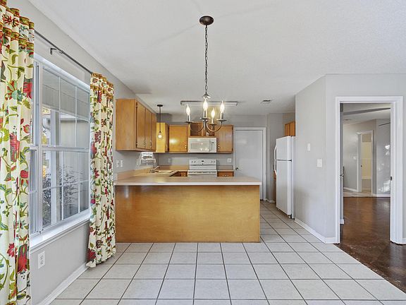 4th image of 112 Twin Oak Dr