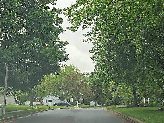 4th image of 2384 Greensward Rd N