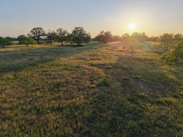 638 Main St, Waelder, TX 78959