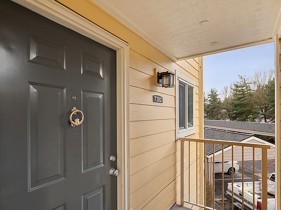 3rd image of 7382 W Lake Sammamish Pkwy NE #2-206