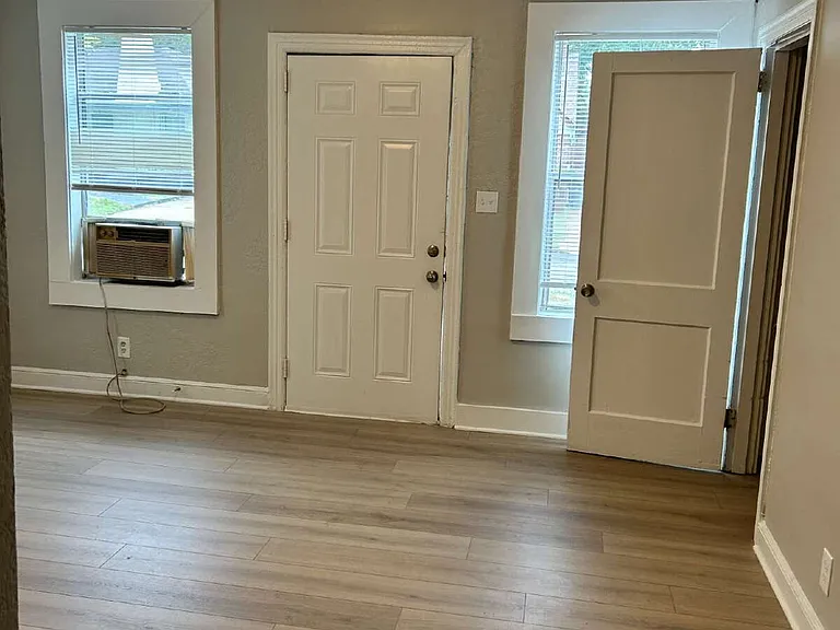 2406 Forest Ave #2406 — Photo 2