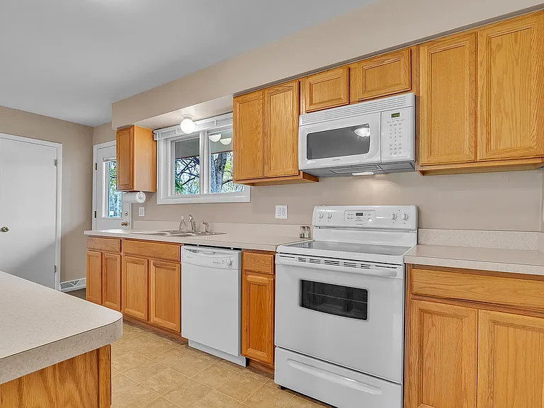 1114 N Maple Rd — Photo 11