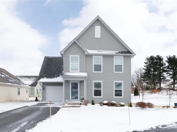 16 Parkglen Dr, Henrietta, NY 14467