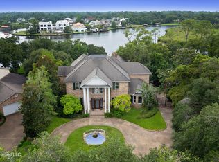 8 Bayou Pl, Gulfport, MS 39503