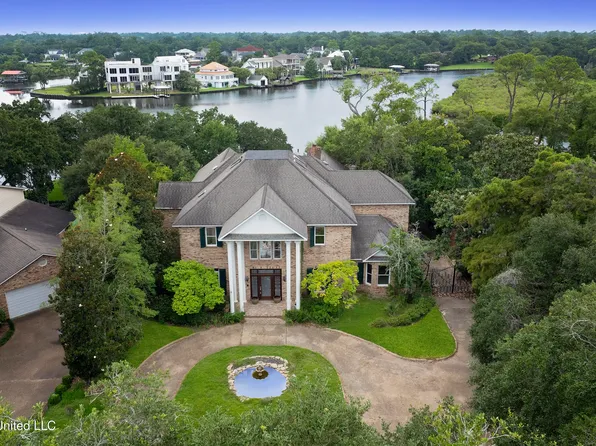 8 Bayou Pl, Gulfport, MS 39503