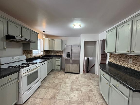 3rd image of 46 Midland Ave