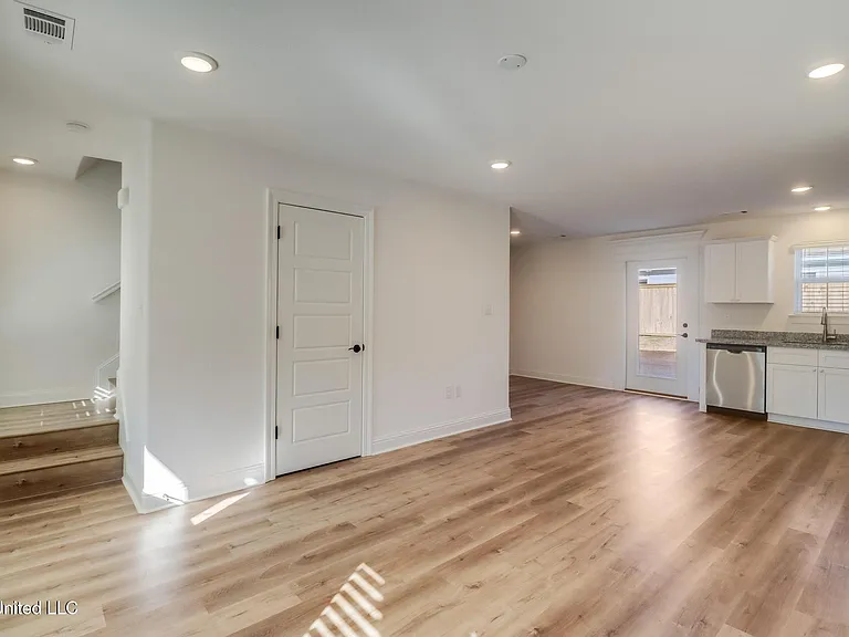 986 Waterford Ln — Photo 3