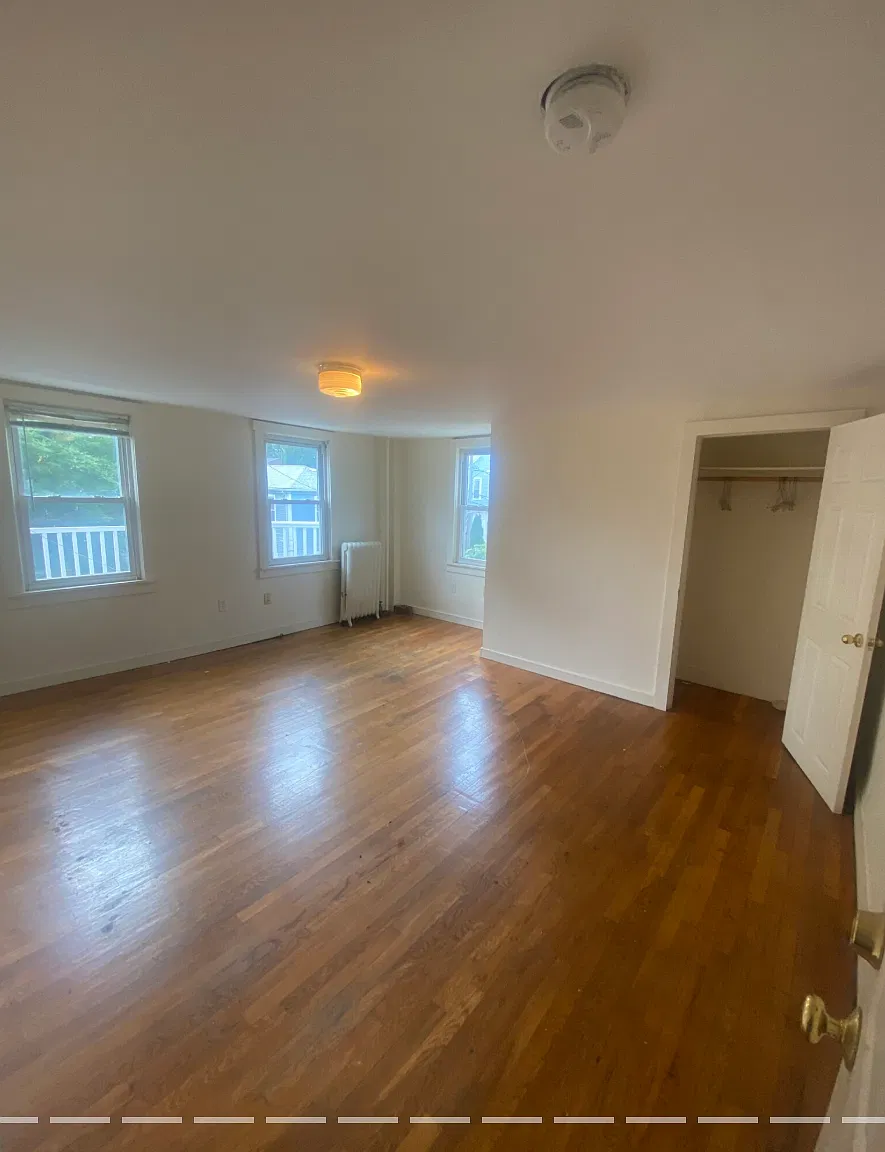 8 bed, 4000 sqft, $1,350 — Photo 2