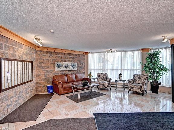5th image of 24 Marilyn Dr N #401