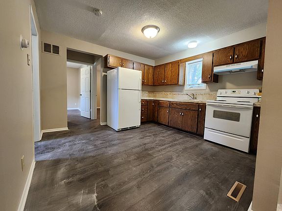 5th image of 2900 Queen Ave N Unit 2