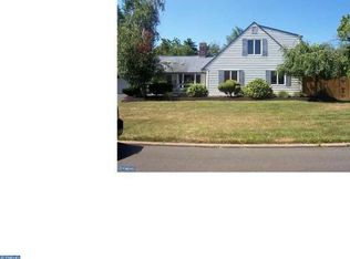 7 Sycamore Rd, Levittown, PA 19056