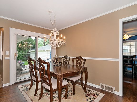 4th image of 322 Hillside Pl
