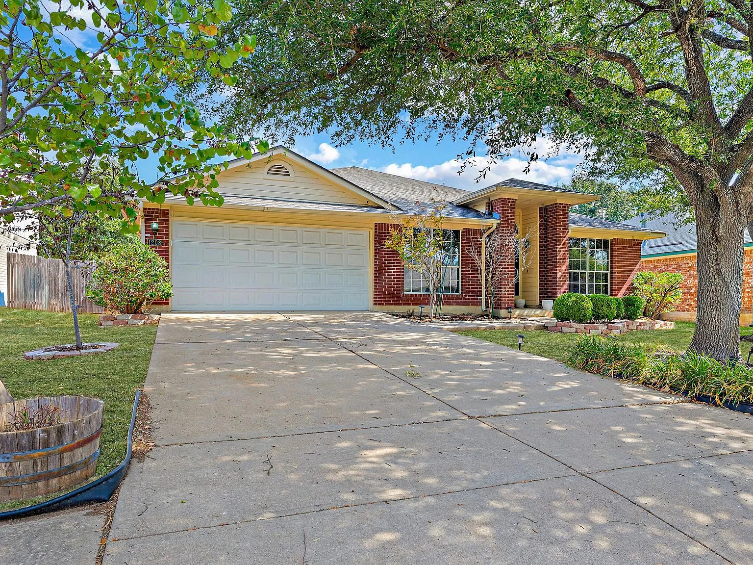 4 bed, 2.0 bath, 2101 sqft, $2,200 — Photo 2