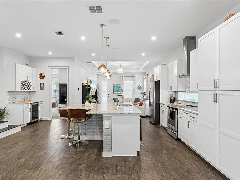 8033 Nemours Pkwy — Photo 11