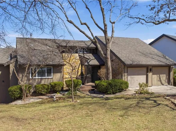 222 NW Locust St, Lees Summit, MO 64064