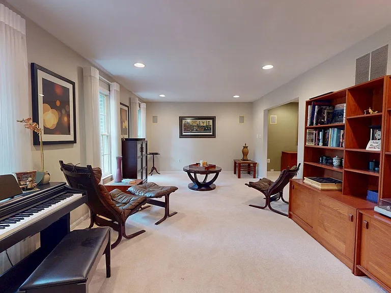 5803 Hall St — Photo 3