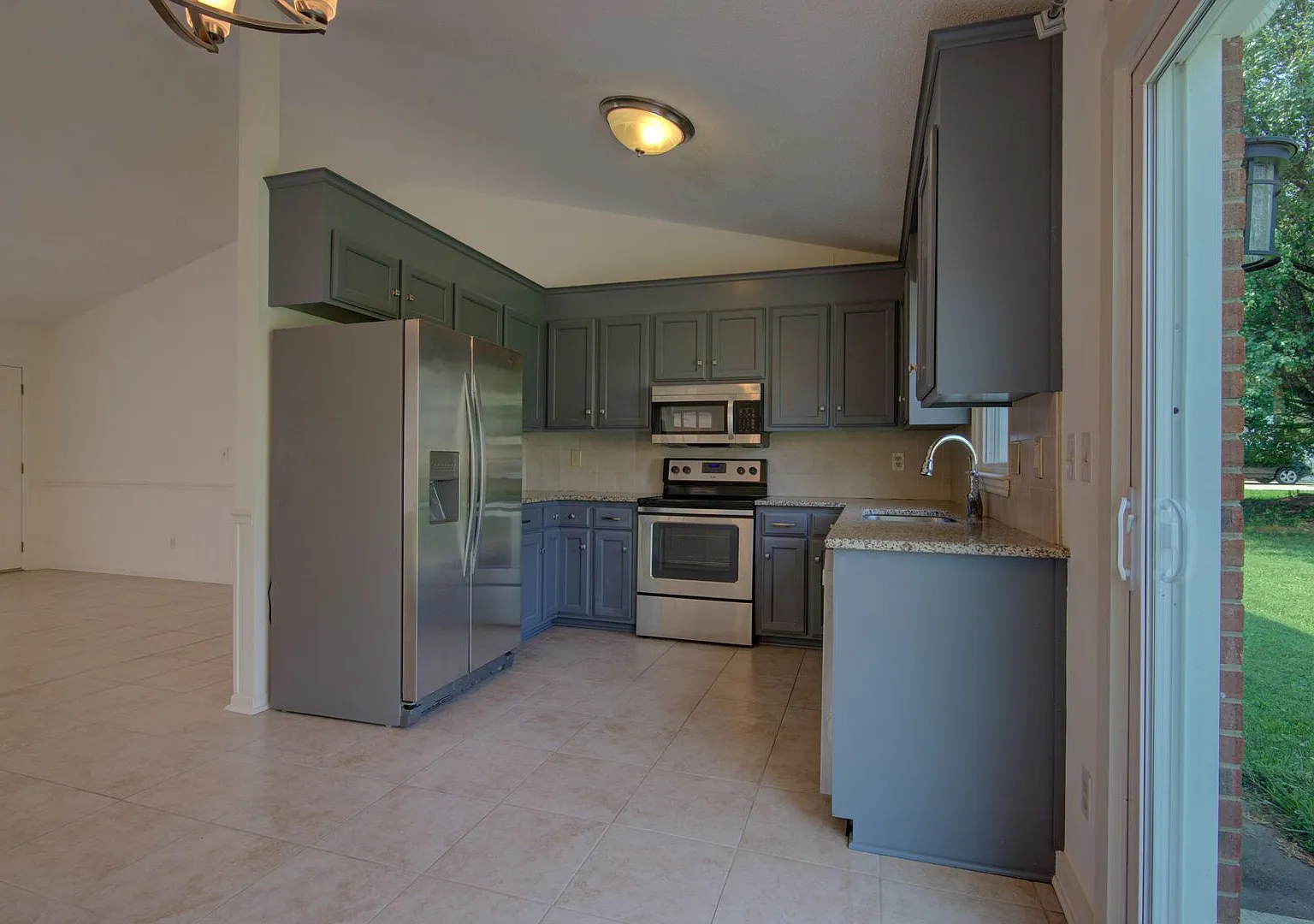 Coming Soon! Your Ideal Rental Home Awaits: 3 Beds | 2 Baths With Modern Finishes And Updates! — Photo 3