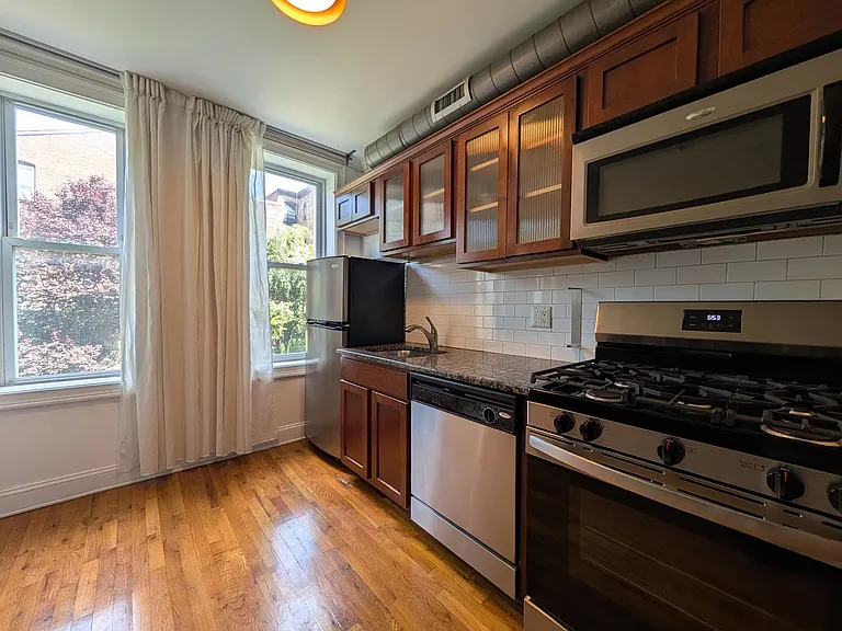 208 6th St #2R — Photo 3
