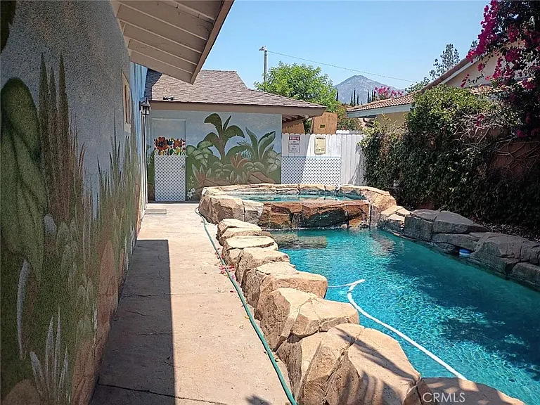 444 Redlands Ave — Photo 5