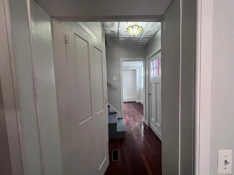 2104 Bank St — Photo 29