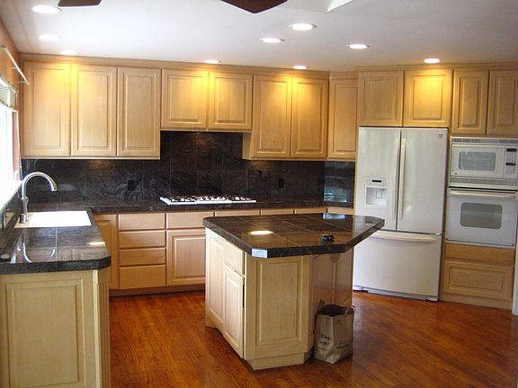 3rd image of 525 Chesley Ct