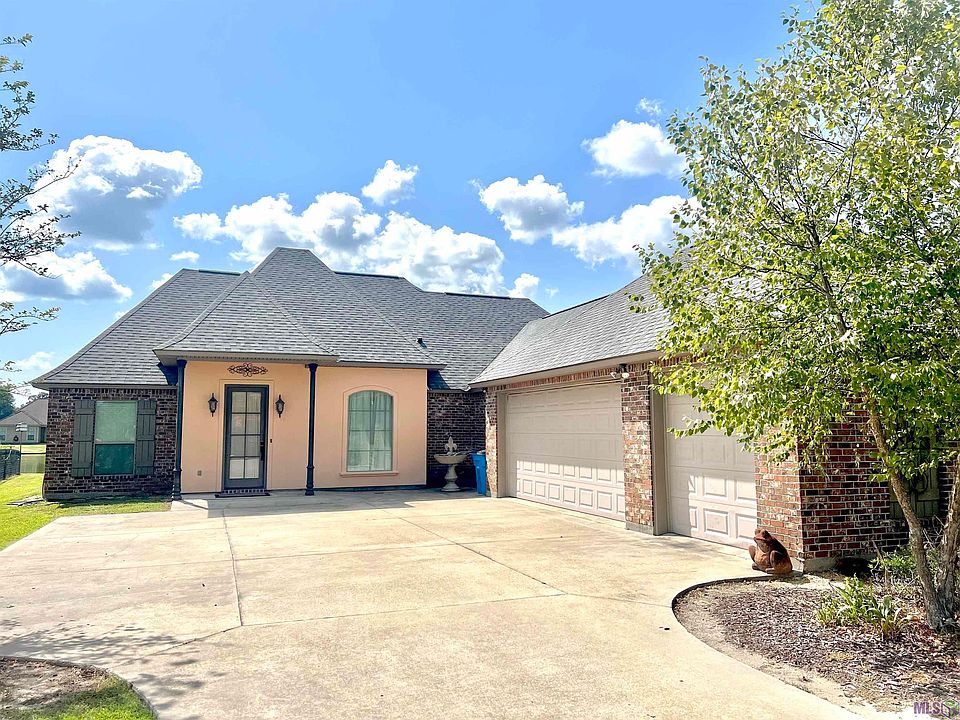 1st image of 483 Lakeshore Dr