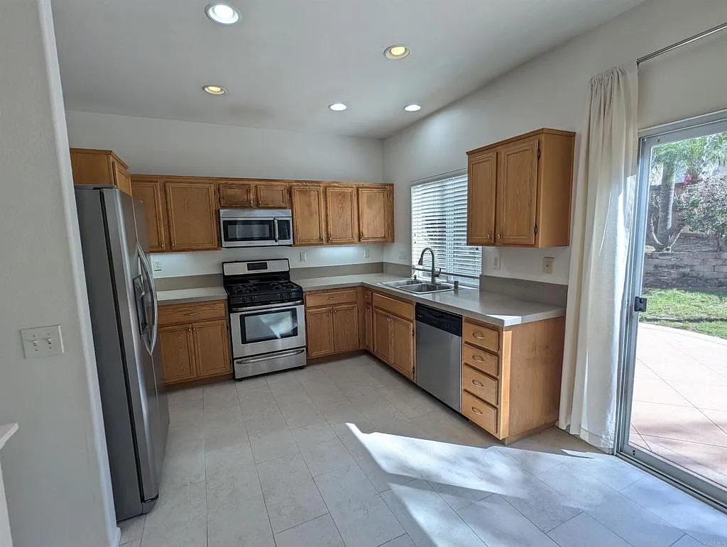 4 bed, 2.5 bath, 1881 sqft, $4,000 — Photo 4