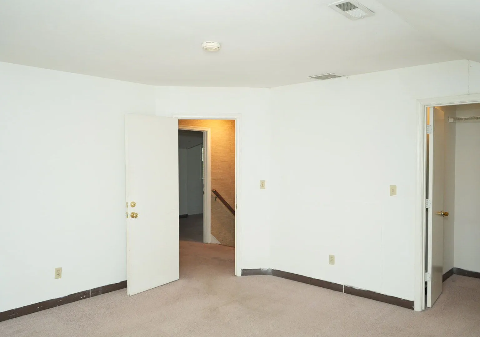 119 Harmon Street - Just 2 blocks to Scott Stadium! — Photo 3
