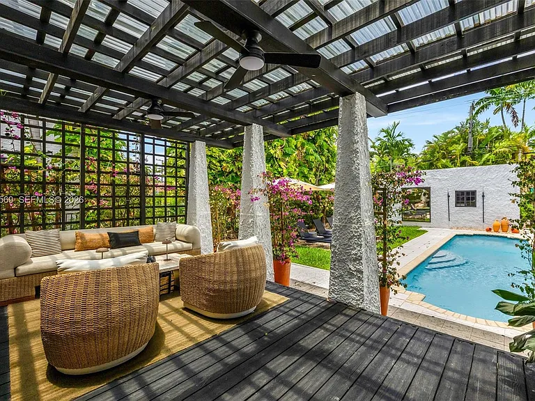 1225 Alhambra Cir — Photo 32