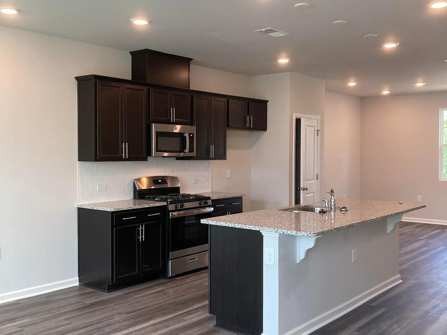 3 bed, 3.5 bath, 1858 sqft, $2,049 — Photo 2