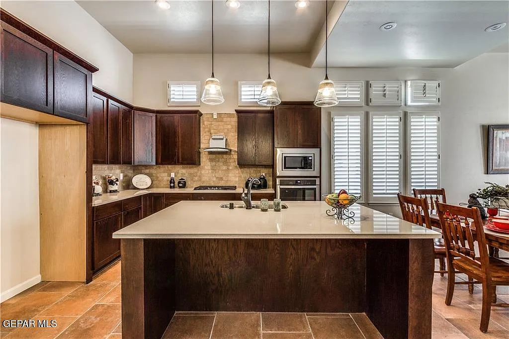 4 bed, 3.5 bath, 2335 sqft, $2,650 — Photo 3