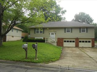 217 SW Sandstone Dr, Blue Springs, MO 64014