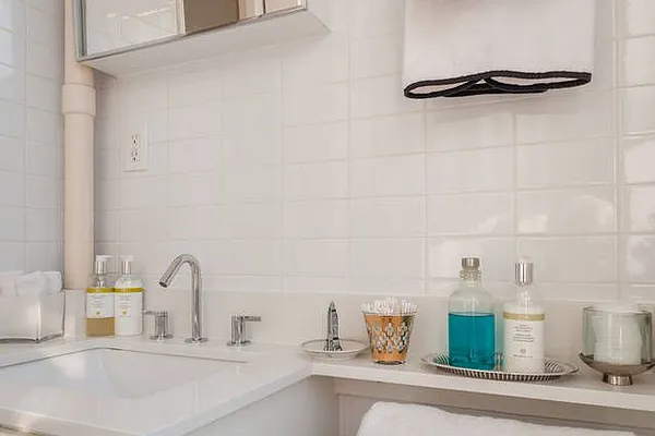 Rented by Veracity NYC LLC | media 16