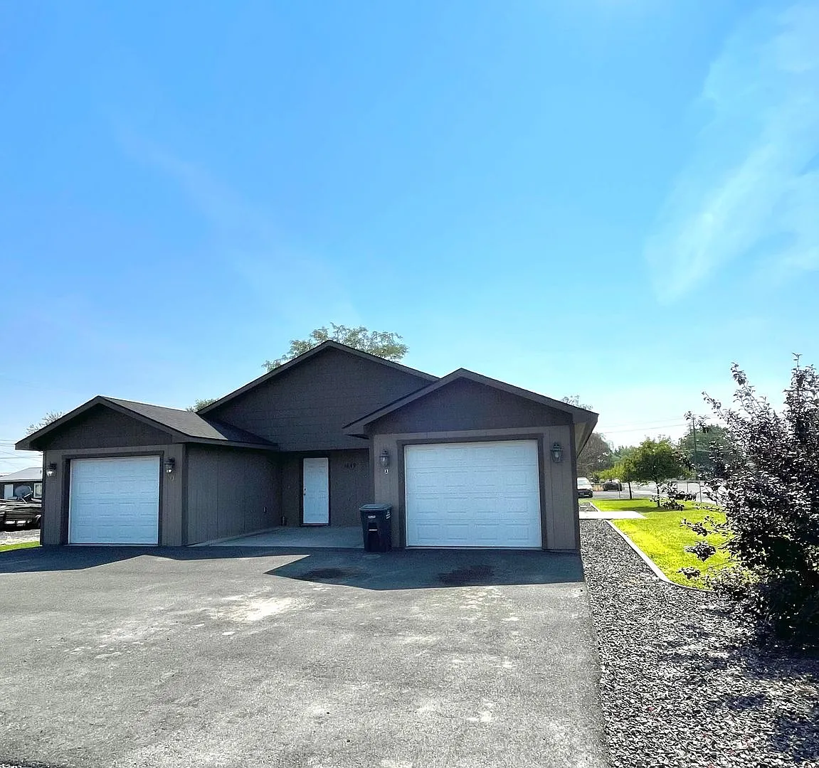 Spacious 2-Bedroom, 2-Bathroom Duplex Ideal Location! — Photo 1