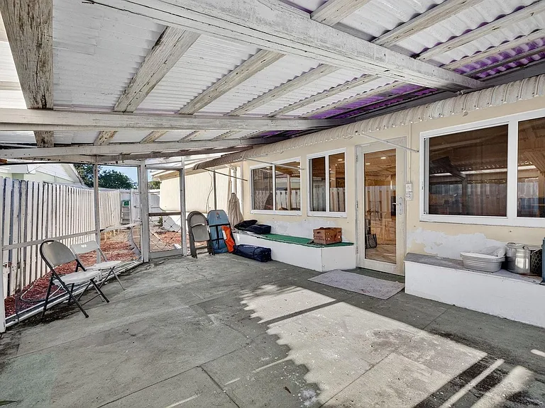 1570 NE 30th Pl — Photo 15