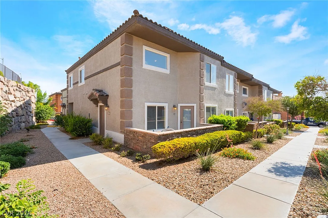 3 bed, 2.5 bath, 1611 sqft, $1,950 — Photo 1