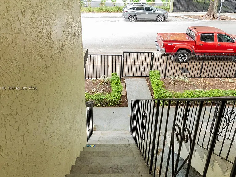 1091 SW 4th St #2 — Photo 6