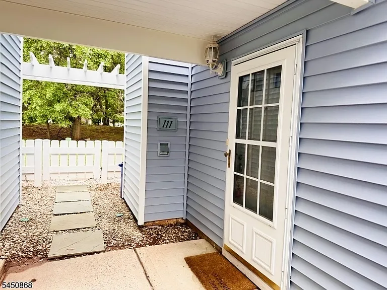 111 Almond Dr #111 — Photo 3