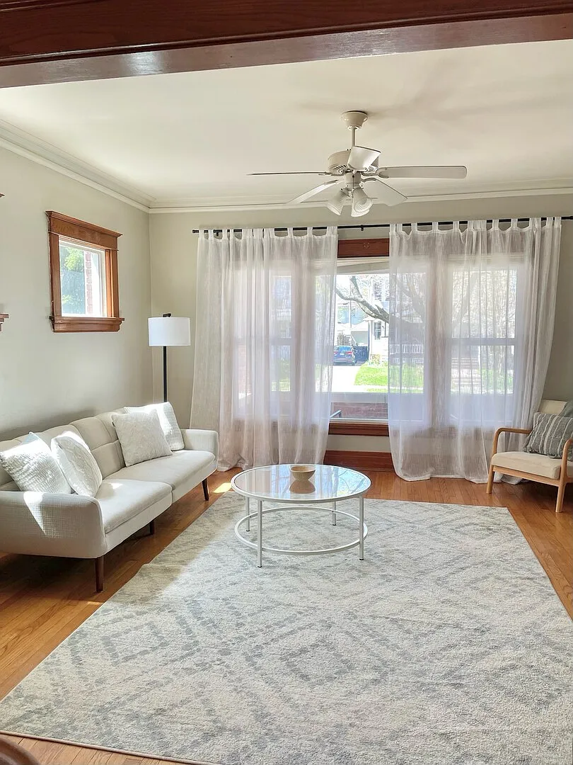 Bright & airy Craftman home in great walkable area — Photo 1
