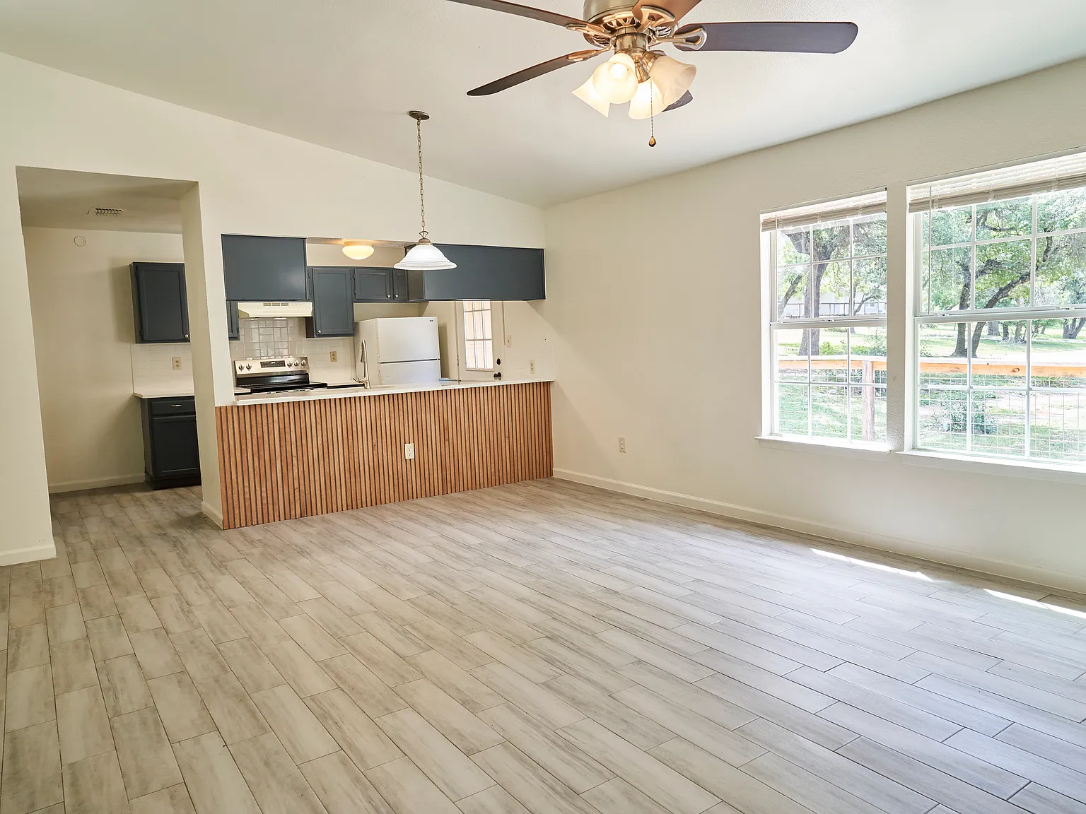 2 bed, 1.5 bath, 900 sqft, $1,250 — Photo 3