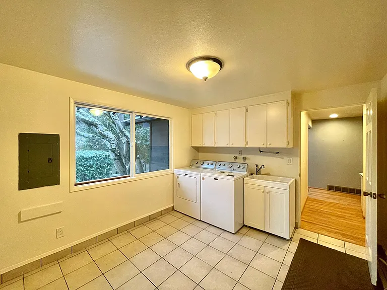 8611 NE 26th Pl — Photo 30