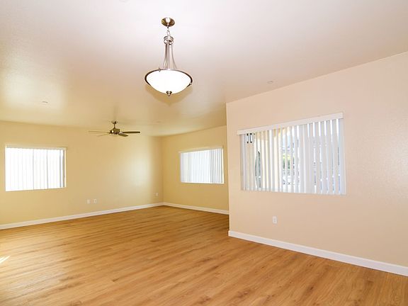 5th image of 571 Moss St #1