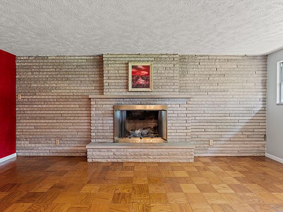 4th image of 23319 Greenleaf Blvd