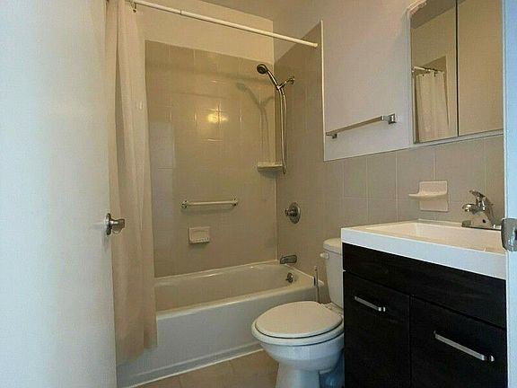 3rd image of 538A Willoughby Ave Floor 3
