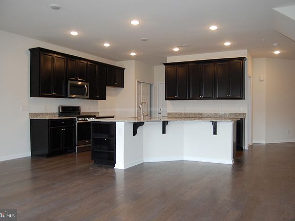 2nd image of 8 Nicklaus Dr