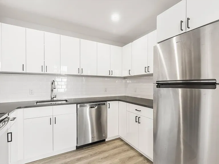 49 Beekman Ave #1 — Photo 7