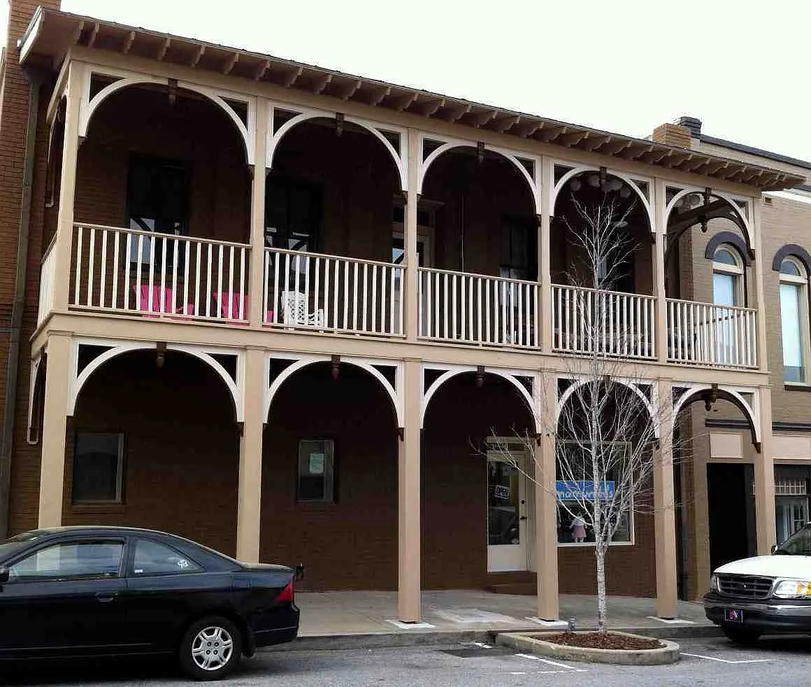 Beautiful 1BR Contemporary Downtown Loft — Photo 2