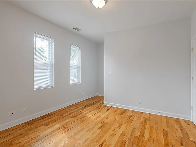 1234 W 49th Pl #2R — Photo 2