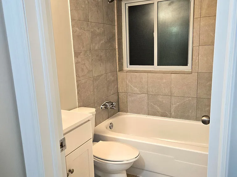 601 Barber Ave N — Photo 10