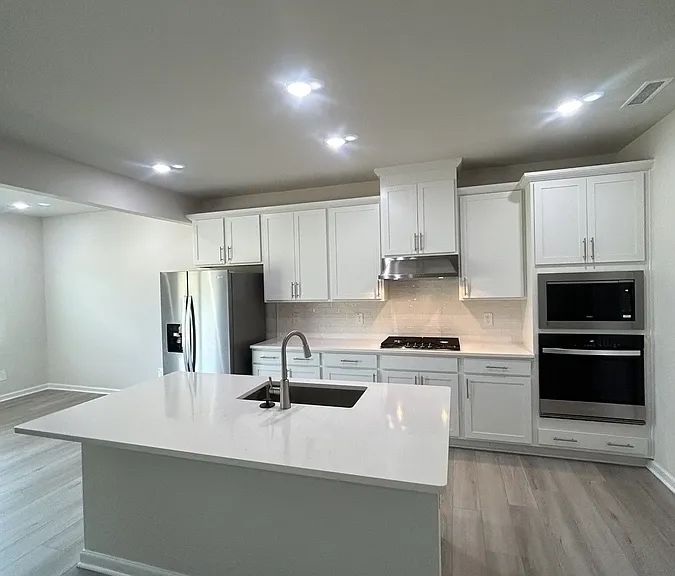 1033 Saint Lawrence Dr — Photo 6